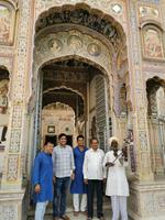 Unser Reiseleiter und das Personal vom Haveli