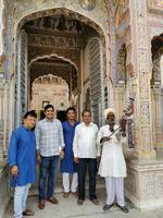 Unser Reiseleiter und das Personal vom Haveli