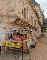 Ein Obsthändler vor einem Haveli