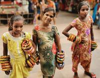 Kleine Straßenverkäuferinnen in Pushkar