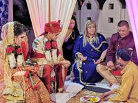 Eine hinduistische Hochzeitszeremonie, die mexikanischen Eltern sind auch dabei. 