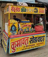 Hier gibt es frisch gepreßte Zitronenlimonade. 