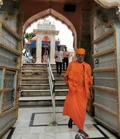 Am Eingang des Hindutempels in Pushkar