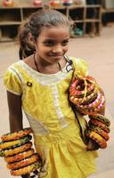 Kleine Straßenverkäuferin in Pushkar