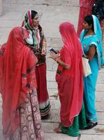Die farbenfrohen Saris der indischen Besucherinnen, aber Handys haben alle 