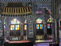 Spiegel und bunte Fenster versetzten einen in kindheitliche Märchenwelten