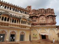 Die prächigen Bauten im Innenhof des Fords in Jodhpur