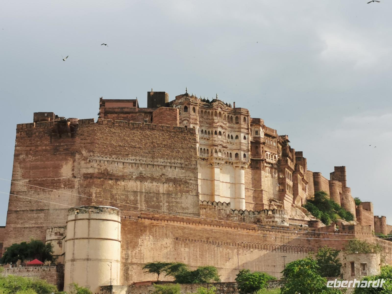 Auf einem 123 Meter hohen Felsen thront Meherangarh über der Stadt Jodhpur