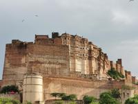Auf einem 123 Meter hohen Felsen thront Meherangarh über der Stadt Jodhpur