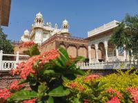 Jaswant Thada vom Garten aus geblickt