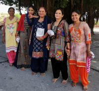 Überall werden wir lächelnd begrüßt und man will Fotos mit uns machen