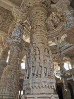 Über und über mit Figuren verzierte Säulen, Jaintempel Ranakpur