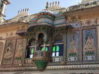 Die Malereien im Innenhof des Palastes, von hier aus sah die Familie Tanzaufführungen zu