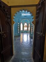 Überall Schnitzereien, Verzierungen und Farben über Farben