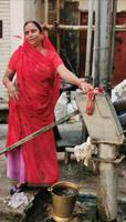 An der Pumpe wird gleich die Wäsche gewaschen, Udaipur