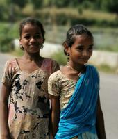 Schüchtern werden wir beäugt