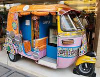 Vor unserem Hotel in Jodhpur steht ein Tuk Tuk zur Dekoration