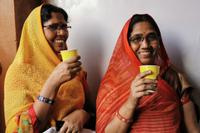 Auch die Inderinnen genießen den erfrischenden Papayasaft