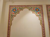 Im Speisesaal unseres Hotels ist gerade der Wandmaler zugange