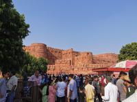 Menschenmassen vor dem Red Fort in Agra - wir verzichten heut hier auf einen Besuch