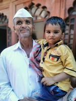 Wie immer, nur nette Gesichter, hier Opa mit Enkel aus Karnataka