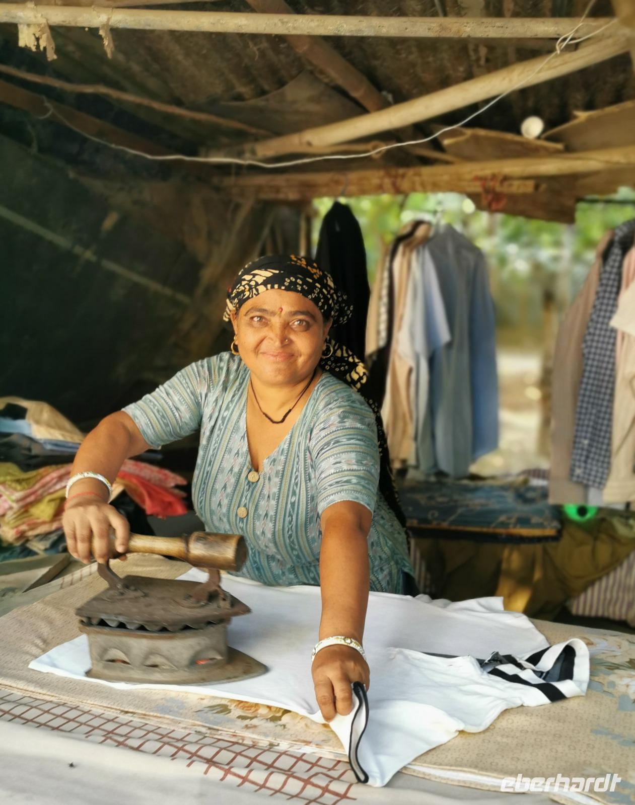 Wäsche  bügeln wird hier noch mit Kohle gemacht, Abschied von Indien