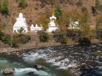 verschiedene Stuppas am Wege nach Paro