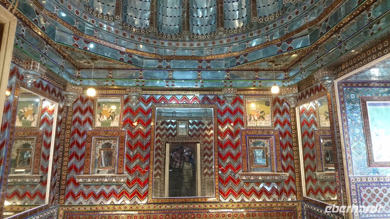 glitzernder Audienzsaal im Stadtpalast Udaipur