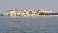 Stadtpalast Udaipur vom See aus gesehen
