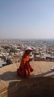 Touristen-Mönch mit Blick auf Jaisalmer