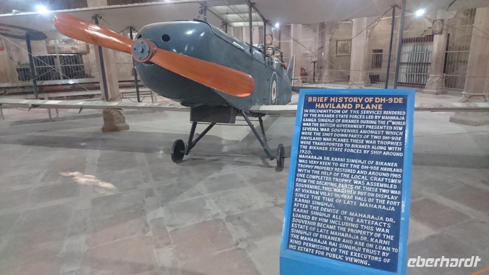 Flugzeug, aus zwei abgeschossenen Maschinen von den Britten zusammengesetzt und als Dank dem Maharadscha von Bikaner geschenkt