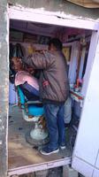 Friseur beim Bartschneiden auf den Straßen von Nawalgarh