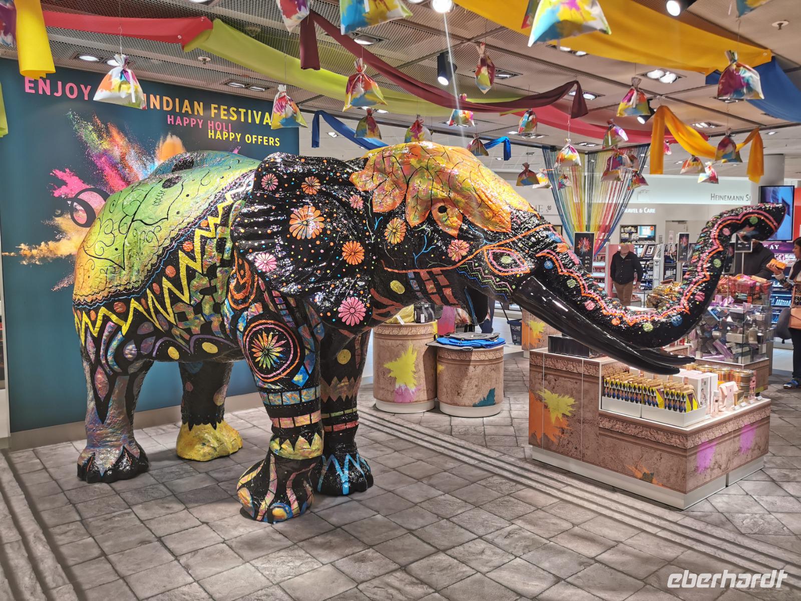 Auf dem Frankfurter Flughafen erinnert dieser Elefant schon ans bald stattfindende Holifest
