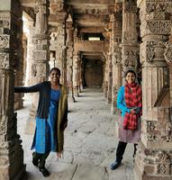 Zwei südindische Besucherinnen am Qutub Minar, Delhi
