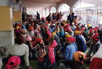 Und wenn eine Hälfte mit Essen fertig ist, kommt die andere Hälfte an die Reihe, Sikh Tempel, Delhi