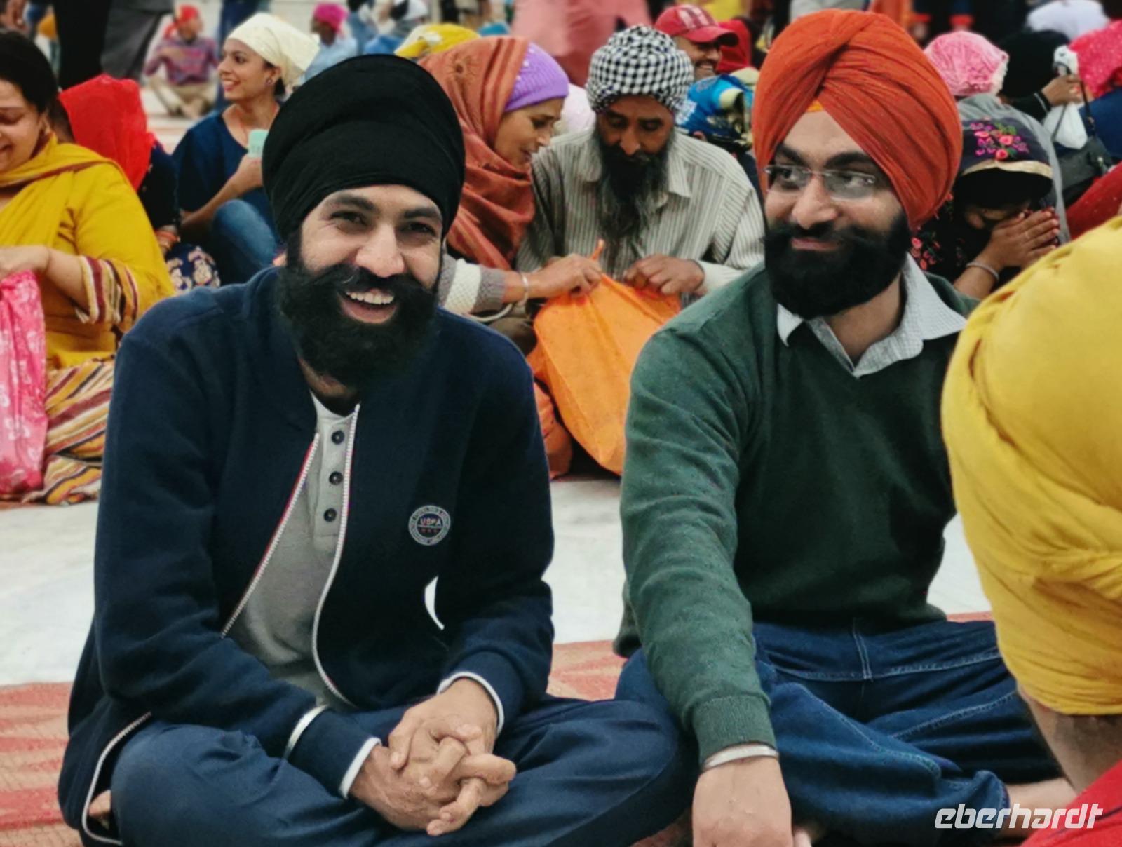 Auch diese beiden warten auf das Essen, Sikh-Tempel, Delhi