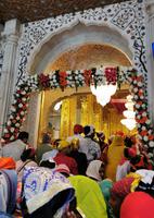 Vor dem Eingang ist viel los, Sikh-Tempel, Delhi