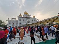 Am Sonntag kommen viele Gläubige, Sikh-Tempel, Delhi