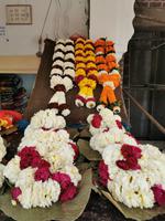 Blumen gehören zu allen Tempeln in Indien dazu, Sikh-Tempel, Delhi