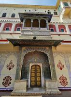 Eines der Tore des Stadtpalastes in Jaipur