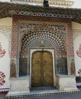 Eines der Tore im Stadtpalast in Jaipur