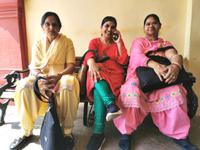 Besucherinnen des Stadtpalastes in Jaipur