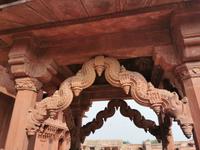 Fein gemeißelte Bögen in Fatepur Sikri