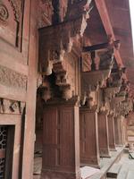 Kunstvolle Steinmetzarbeiten im Roten Fort in Agra