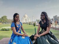 Indische Grazien vor dem Taj Mahal