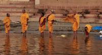 Priesterschüler baden im Ganges, Varanasi