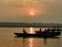Die Sonne geht auf über dem Ganges, Varanasi