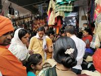 Wir quetschen uns durch den Besucherstrom hin zu Mutter Ganga, Varanasi