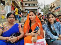 Auch diese drei Grazien besuchen den heiligen Fluß, Varanasi