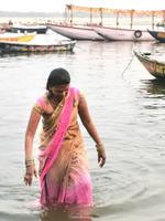 Uns stehen die Haare zu Berge, aber Inden gehen ganz selbstverständlich hier baden, Varanasi